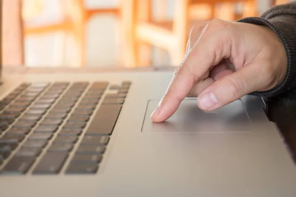 Mão da mulher usando touch pad de laptop — Fotografia de Stock