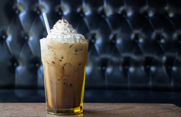 Iskaffe med vispad grädde på toppen — Stockfoto