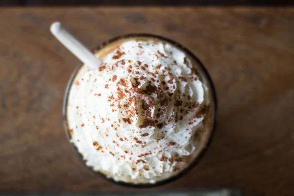 Caffè freddo con panna montata sopra — Foto Stock