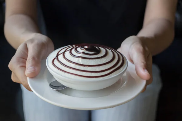 Donna mano su bianco tazza di banoffee torta — Foto Stock