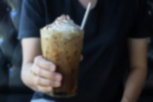 Kvinna Hand hålla på glas iskaffe — Stockfoto