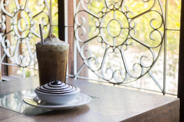 アイス コーヒーとバナフィー パイのセット — ストック写真