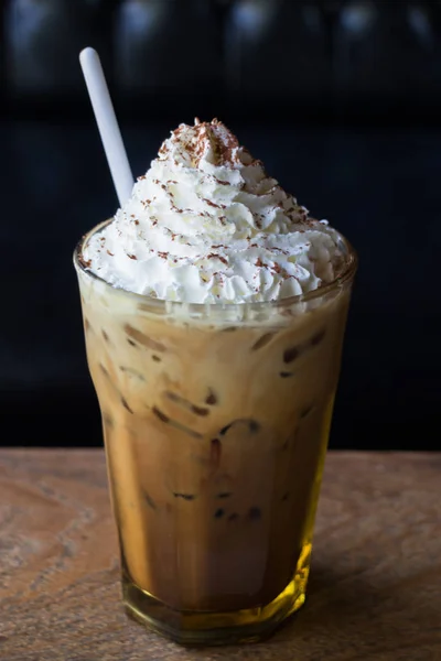 Eiskaffee mit Schlagsahne drauf — Stockfoto