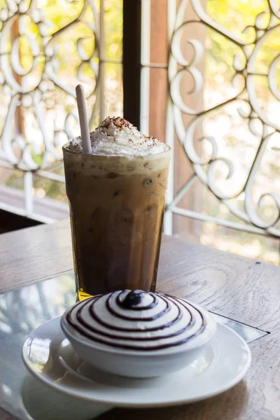 Set de café helado y tarta de banoffee —  Fotos de Stock