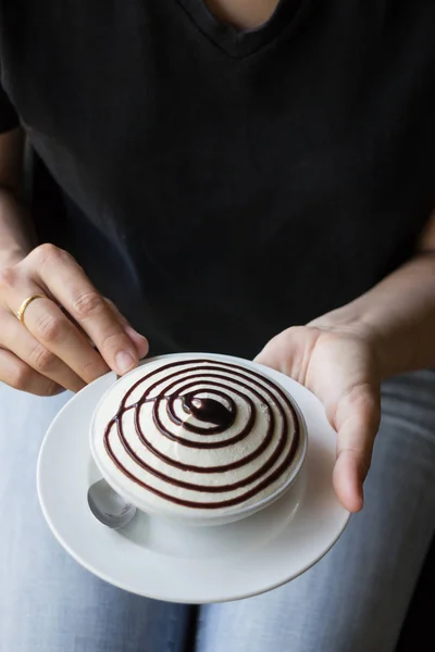 Donna mano su bianco tazza di banoffee torta — Foto Stock