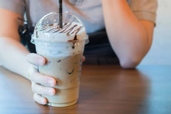 Perempuan Tangan Pada Kopi Susu Iced — Stok Foto