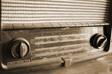 Tahta masadaki retro radyo.