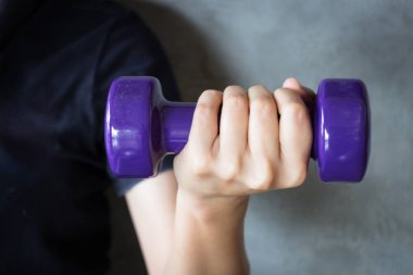 Kadın el Menekşe Dumbbell tutarak