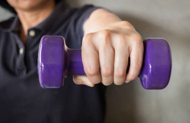 Kadın el Menekşe Dumbbell tutarak