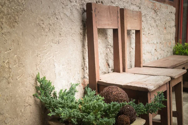 Vintage-Holzstühle im heimischen Garten — Stockfoto