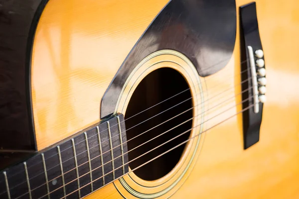 Guitarra acústica clásica amarilla de madera —  Fotos de Stock