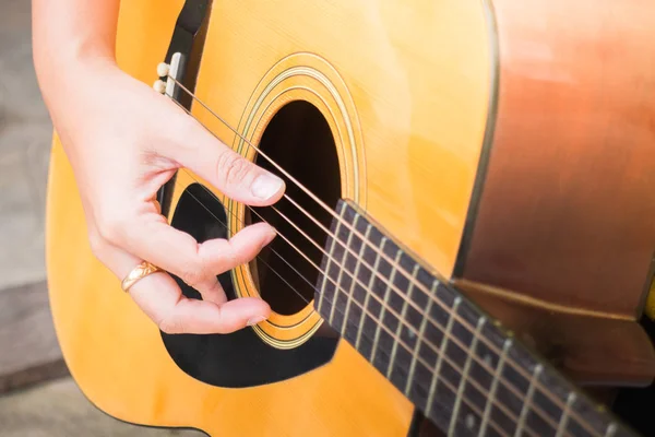 Χέρι κιθαρίστας παίζει ακουστική κιθάρα — Φωτογραφία Αρχείου