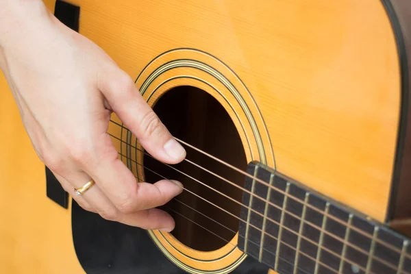 Guitarrista mano tocando la guitarra acústica —  Fotos de Stock