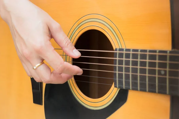 Gitáros kézzel játszik akusztikus gitár — Stock Fotó
