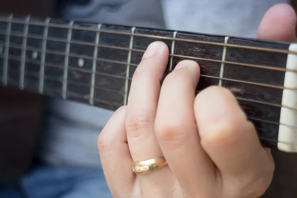 Guitarrista mano tocando la guitarra acústica — Foto de Stock