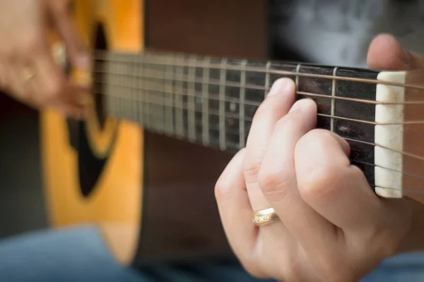 Χέρι κιθαρίστας παίζει ακουστική κιθάρα — Φωτογραφία Αρχείου