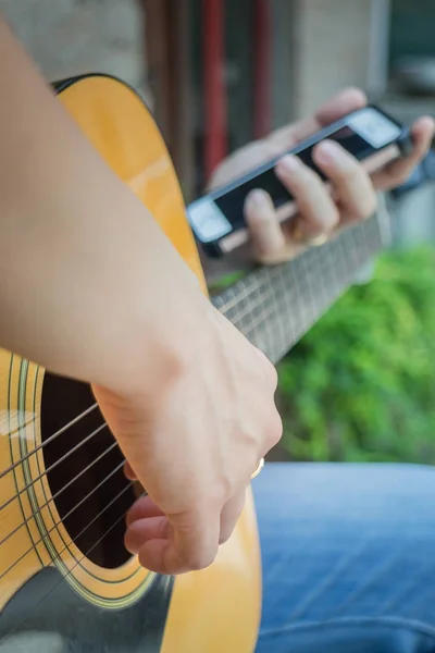 Guitarrista mano tocando la guitarra acústica — Foto de Stock