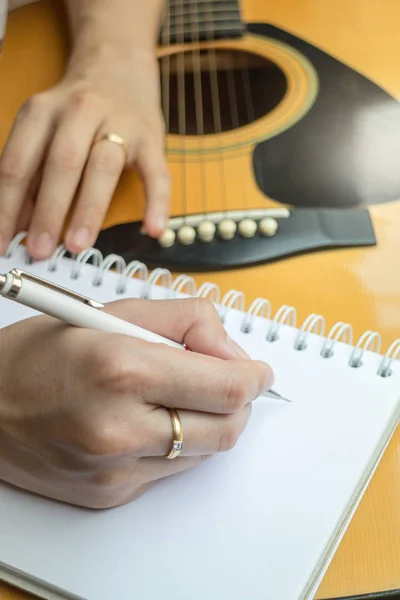 Muzyki kompozytora ręką pisanie piosenek — Zdjęcie stockowe