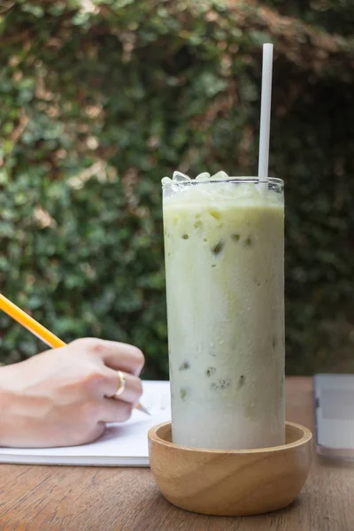 Tè Matcha con latte sul tavolo da lavoro creativo — Foto Stock