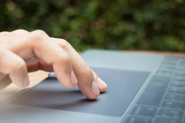 Mulher mão usando Touchpad Laptop — Fotografia de Stock