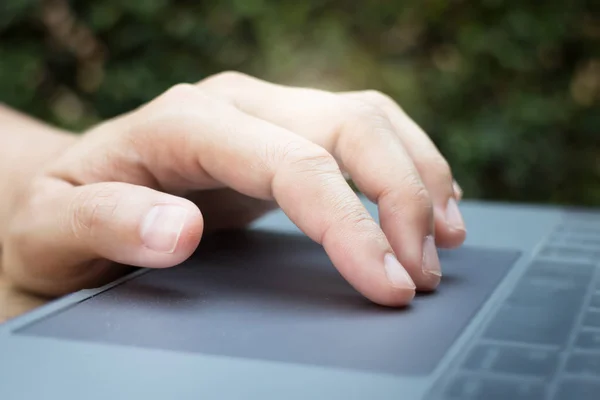 Женщина рука с помощью ноутбука сенсорная панель — стоковое фото