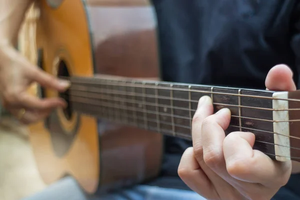 Zaman klasik akustik gitar ile dinlendirici — Stok fotoğraf