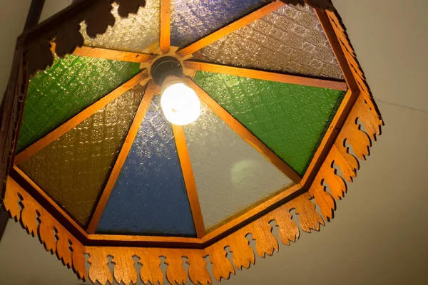 오래 된 천장 전통적인 목조 램프 — 스톡 사진