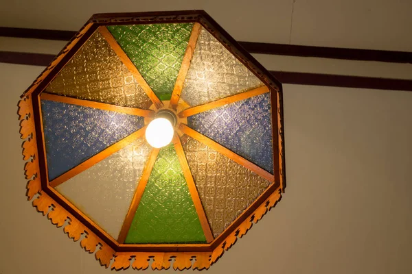 Alte Decke traditionelle hölzerne Lampe — Stockfoto