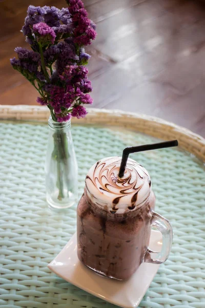 Cioccolato freddo sul piano del tavolo di vetro — Foto Stock