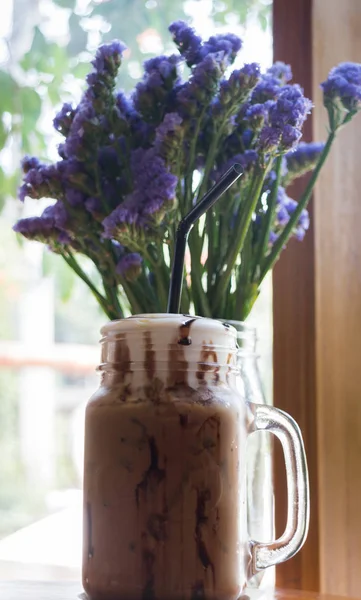 Eiskaffee auf Holztischplatte — Stockfoto