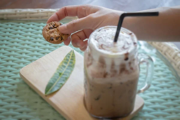 Cookie a ledovou čokoládový nápoj — Stock fotografie