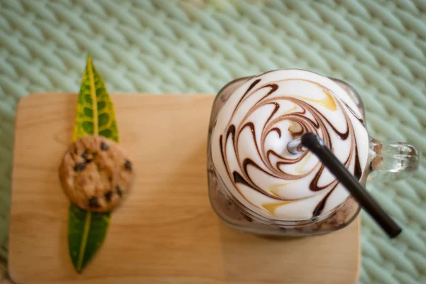 チョコレート ソース添えのアイス コーヒー — ストック写真
