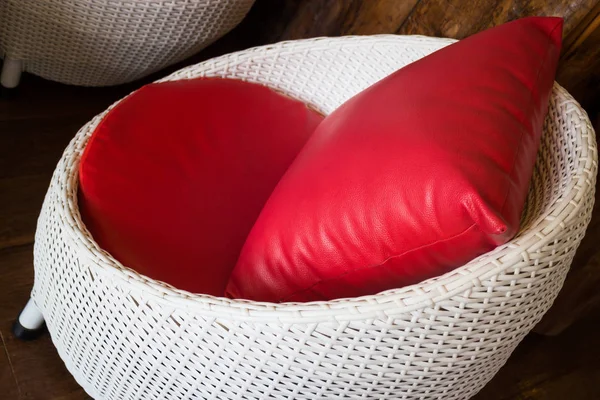 Travesseiro vermelho com mobília plástica do vime — Fotografia de Stock