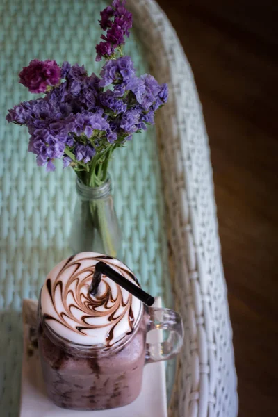 Chocolate helado en la mesa de cristal — Foto de Stock