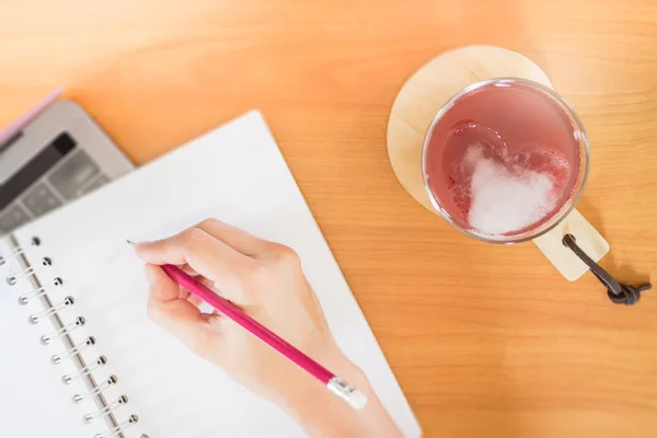 Wymieszać sok owocowy na pisarza stół roboczy — Zdjęcie stockowe