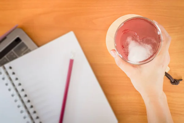 Mescolare il succo di frutta sul tavolo da lavoro dello scrittore — Foto Stock