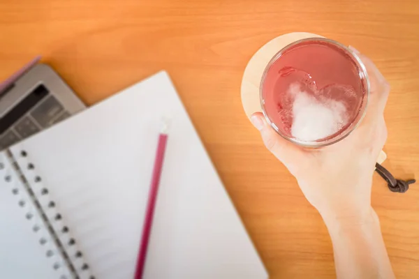 Suco de frutas de mistura na mesa de trabalho do escritor — Fotografia de Stock