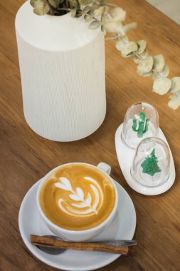 Kahve Latte Art ahşap masa tarih ile