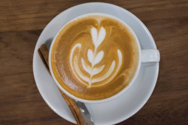 Kahve Latte Art ahşap masa tarih ile