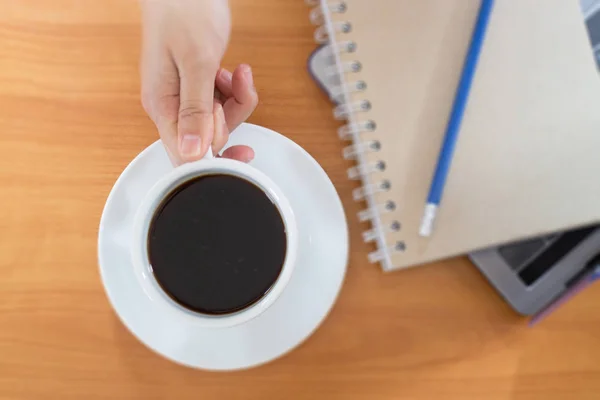 Horký šálek kávy na pracovní stůl — Stock fotografie