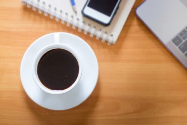 Taza caliente de café en la mesa de trabajo — Foto de Stock