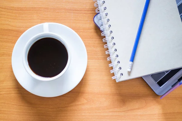 Tasse chaude de café sur la table de travail — Photo