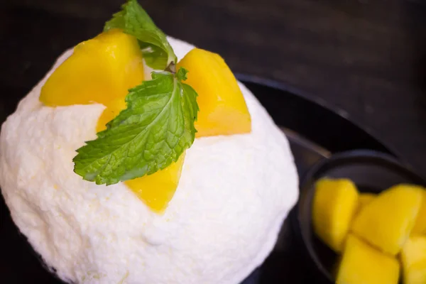 Mango con sabor a leche de hielo afeitado —  Fotos de Stock