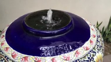 Dolu su kavanoz bahçe dekore edilmiştir.