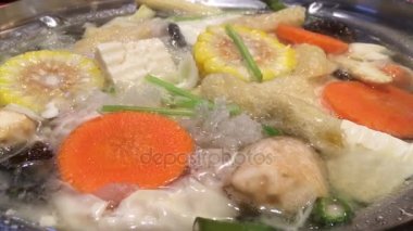 Çeşitli sebze çorbası kaynar