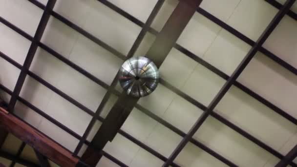 電気のファンの部屋の天井から吊るすヴィンテージ — ストック動画