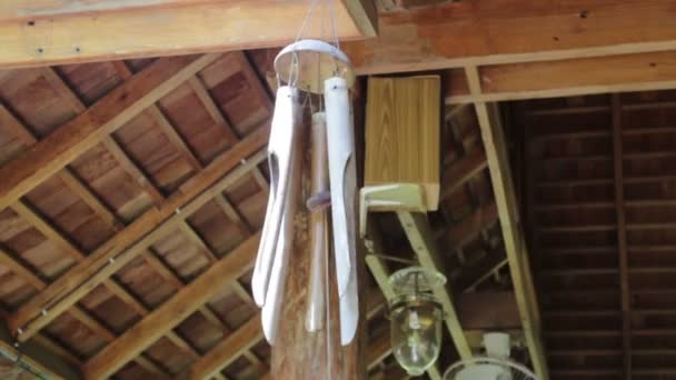 Casa decorada con campana de viento de bambú local — Vídeos de Stock