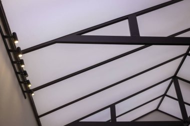 Mimari tavan iç bir projektör