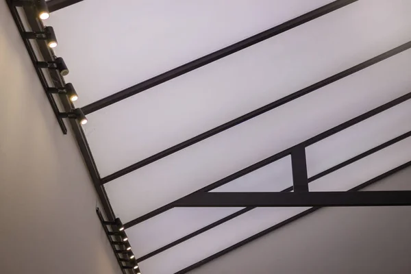 インテリア建築の天井のスポット ライト — ストック写真