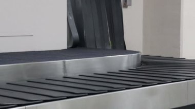 Havaalanında boş bagaj atlıkarınca